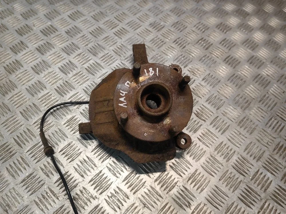 Кулак передний правый Chevrolet Lacetti