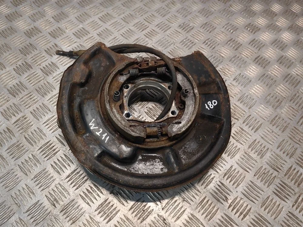 Кулак задний левый Mercedes Benz W211