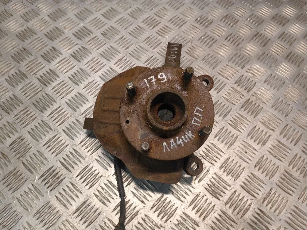 Кулак передний правый Chevrolet Lacetti