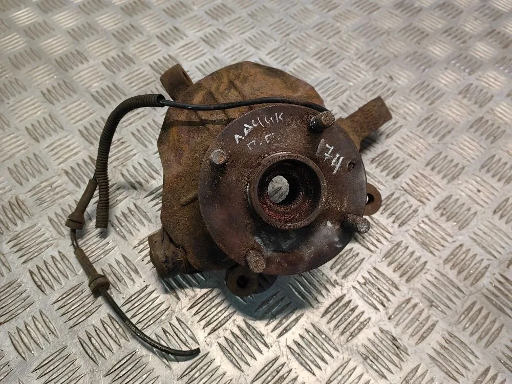 Кулак передний правый Chevrolet Lacetti