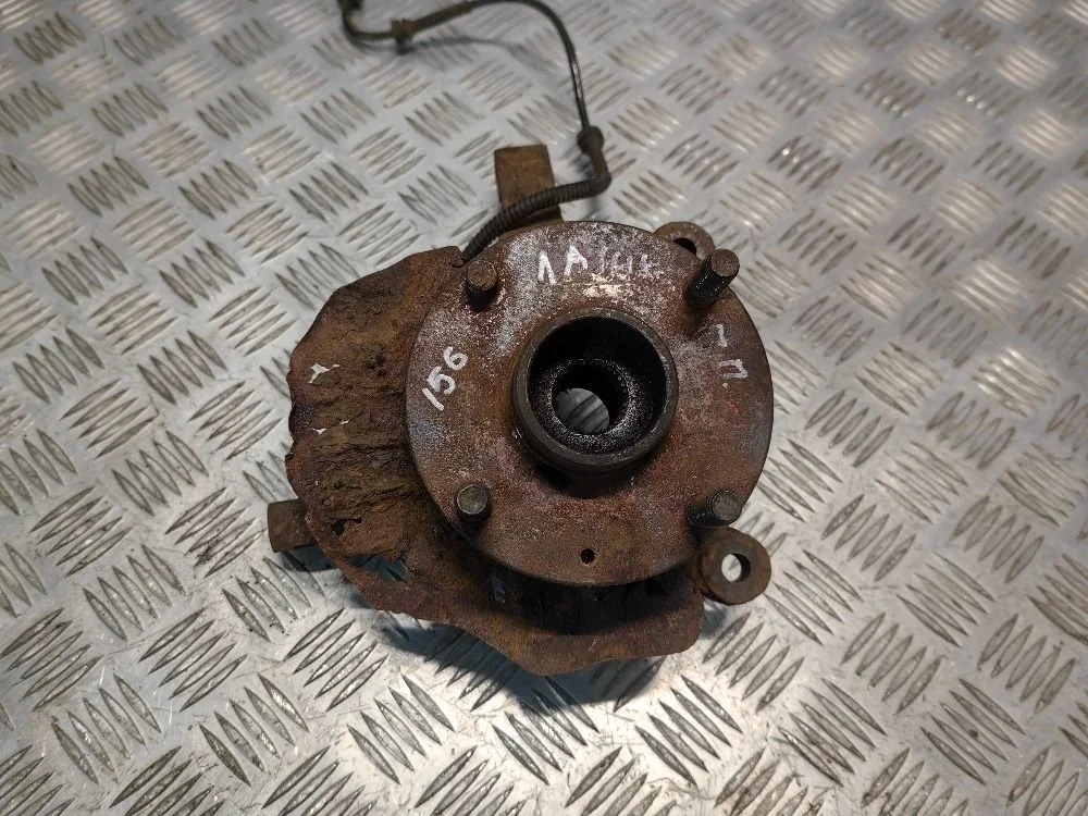 Кулак передний правый Chevrolet Lacetti