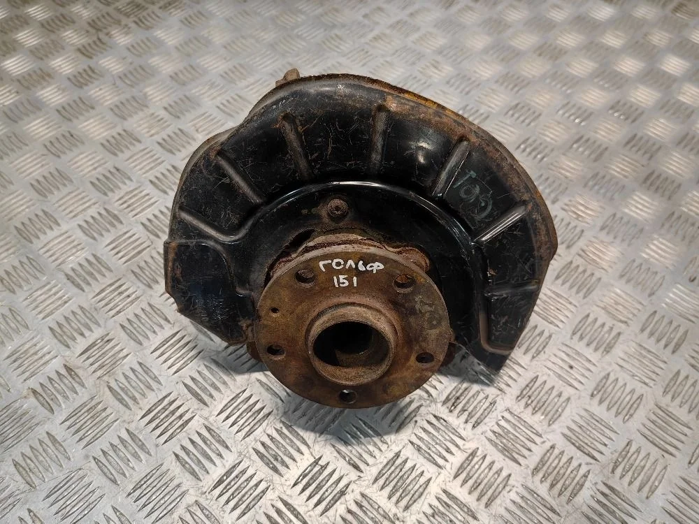 Кулак передний правый Volkswagen Golf Mk5