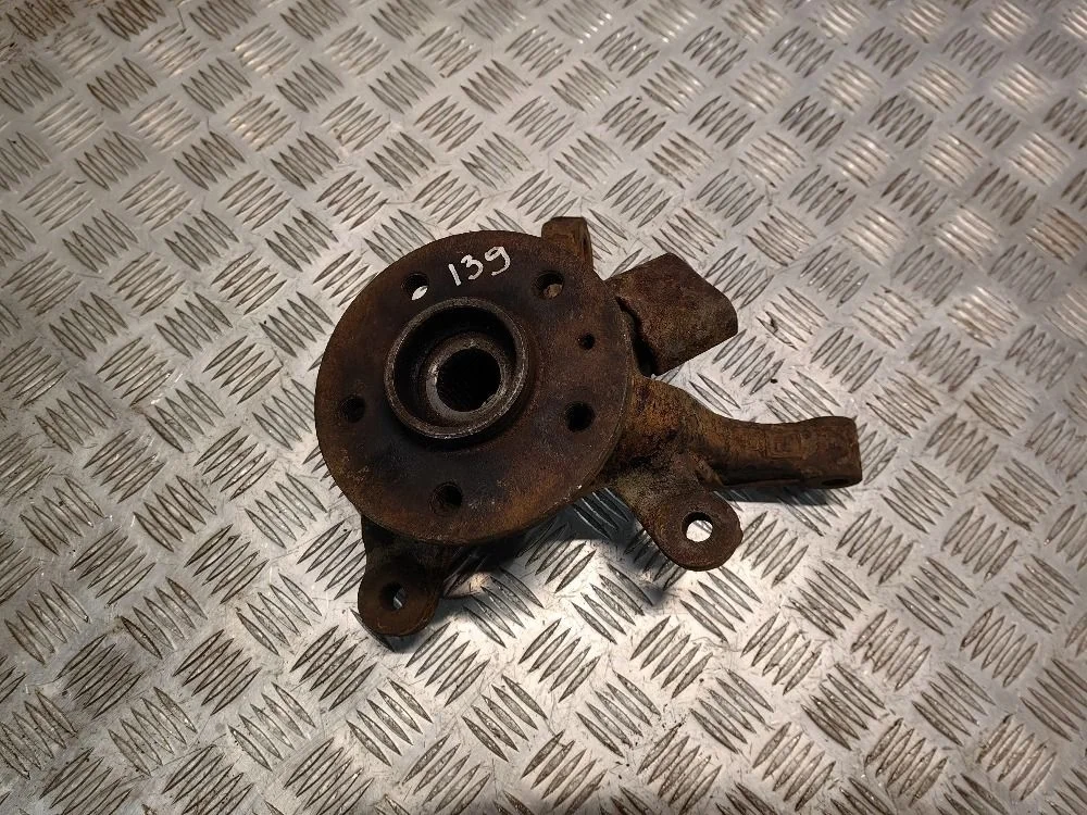 Кулак передний правый Mercedes Vito 638