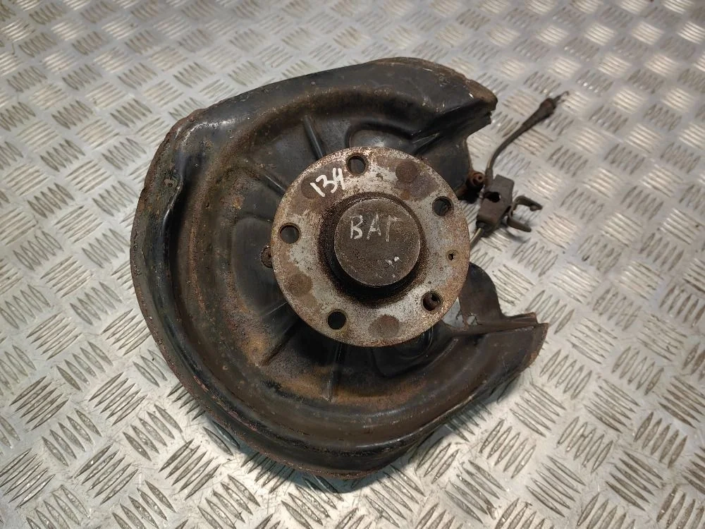 Кулак задний левый Skoda Octavia II