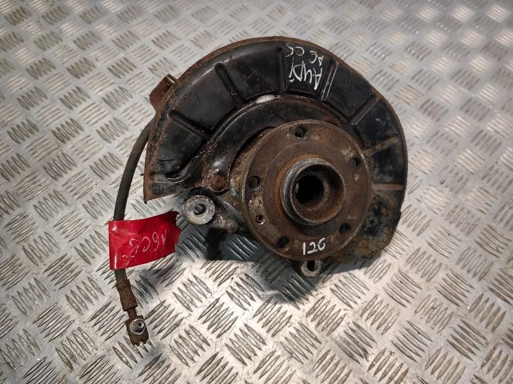 Кулак передний левый Volkswagen Passat B6