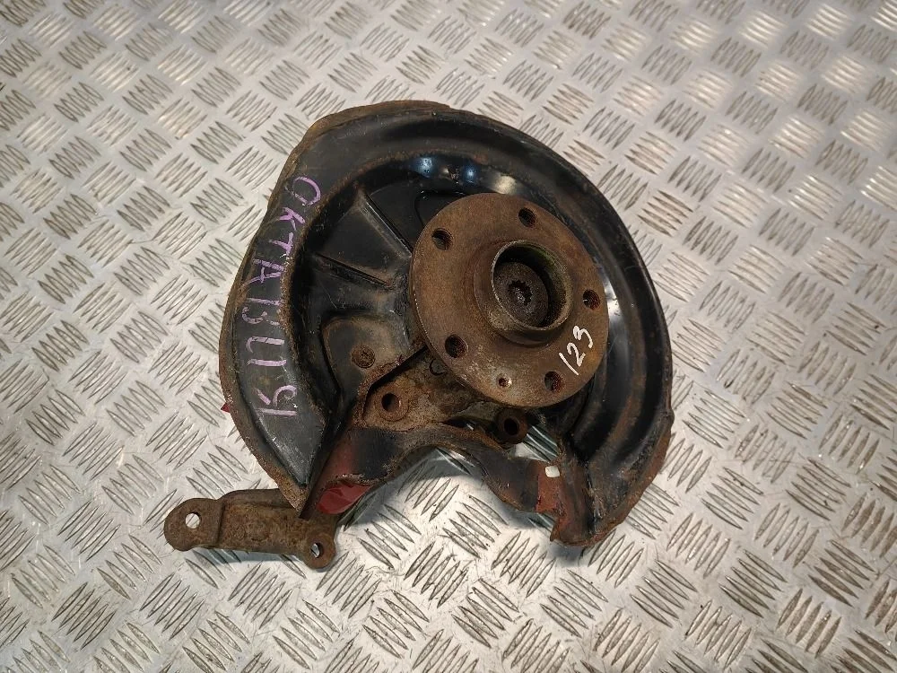 Кулак поворотный задний правый Skoda Octavia