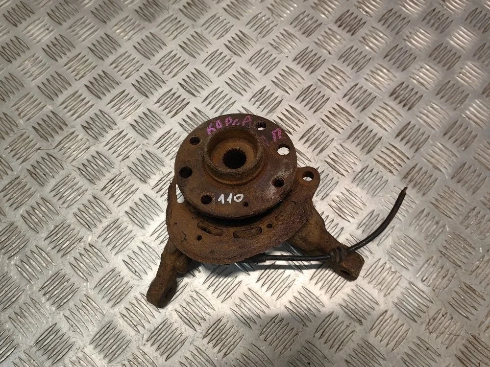 Кулак поворотный передний левый Opel Corsa C