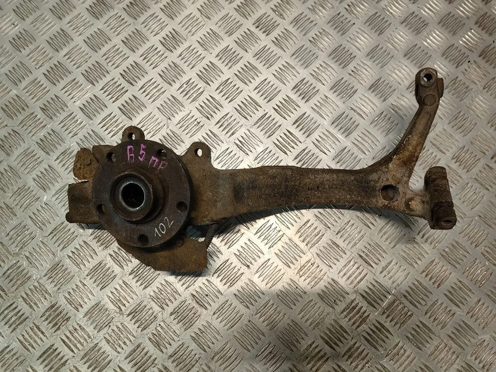 Кулак передний правый VW Passat B5