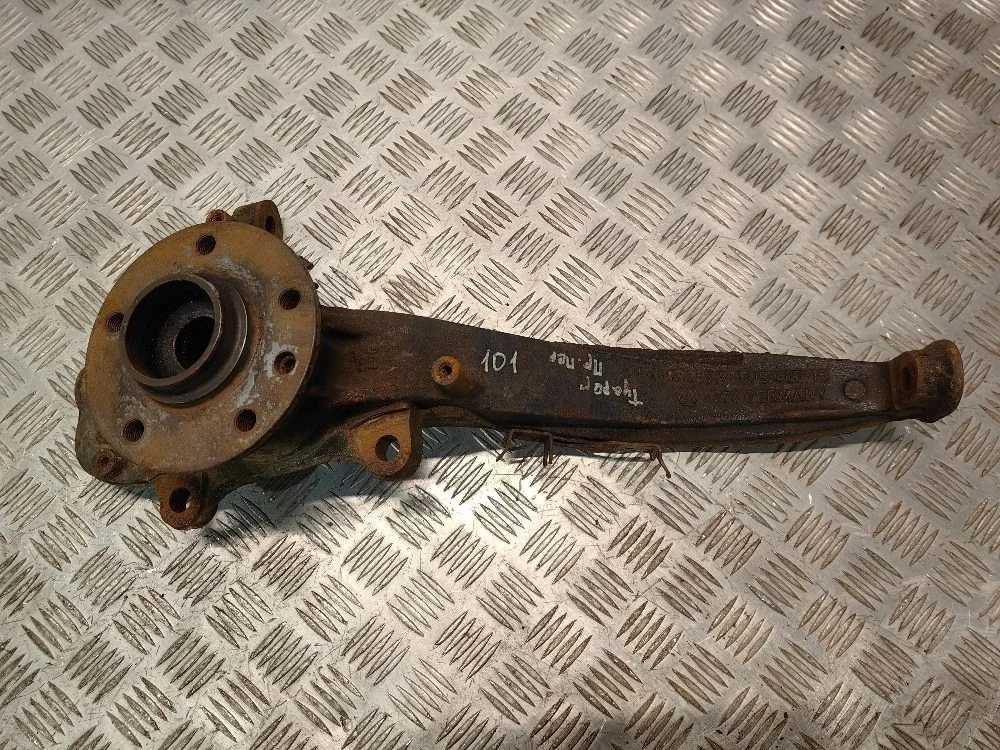 Кулак передний правый Volkswagen Touareg