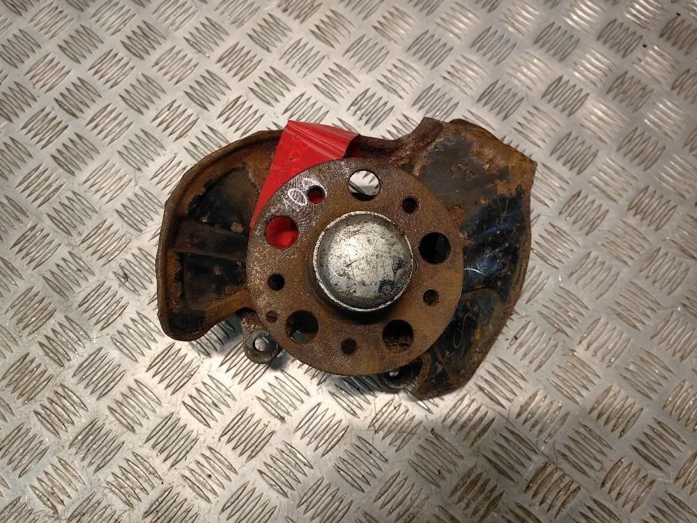 Кулак передний правый Mercedes Benz W203