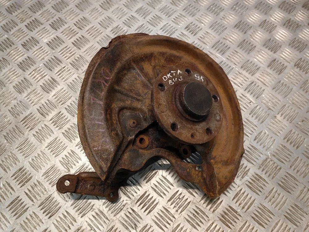 Кулак поворотный задний правый Skoda Octavia