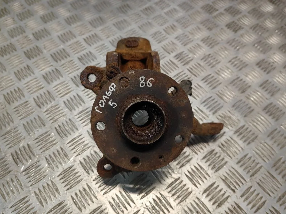 Кулак передний левый Volkswagen Golf Mk5