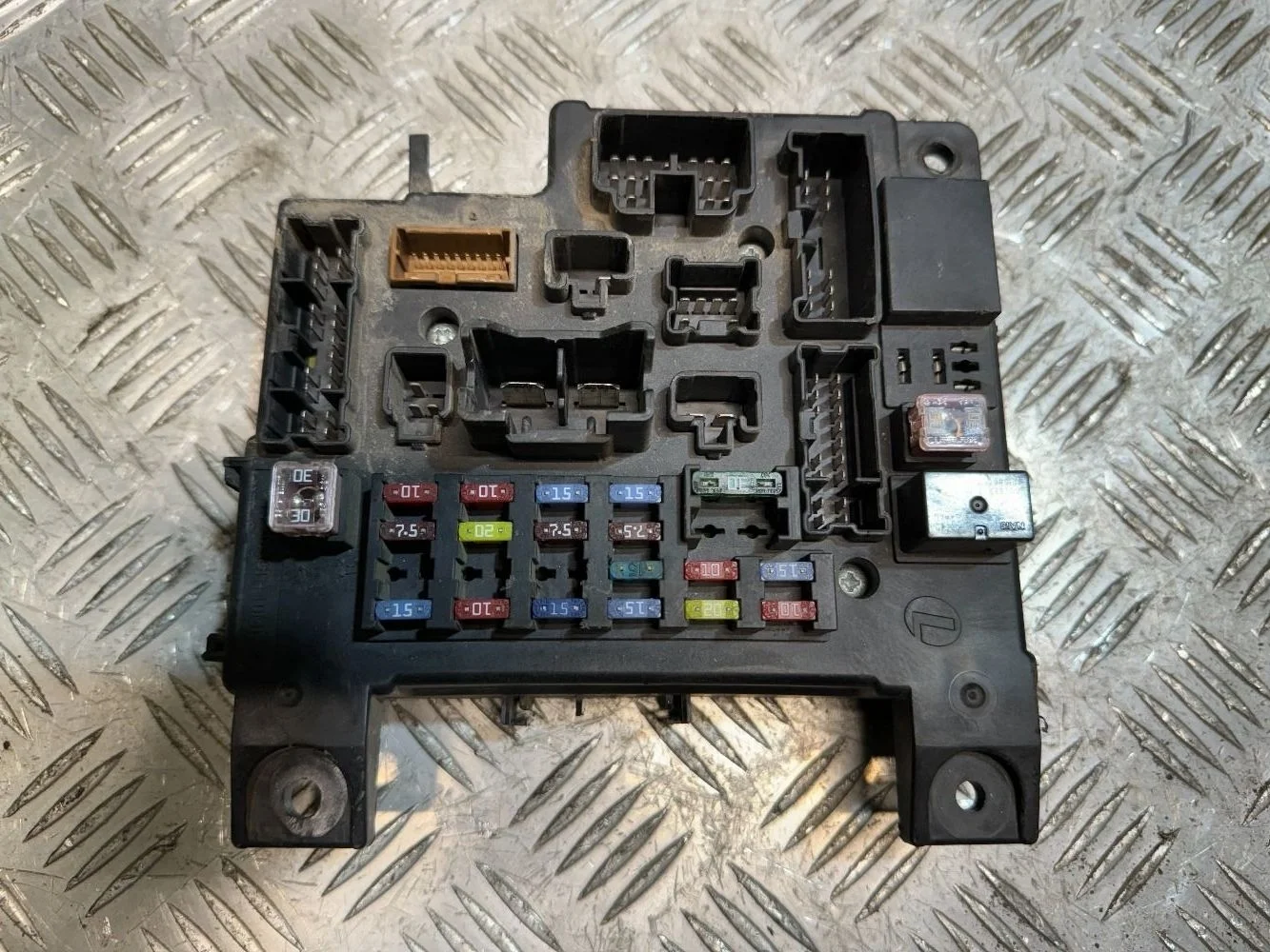 Блок предохранителей Mitsubishi Lancer X