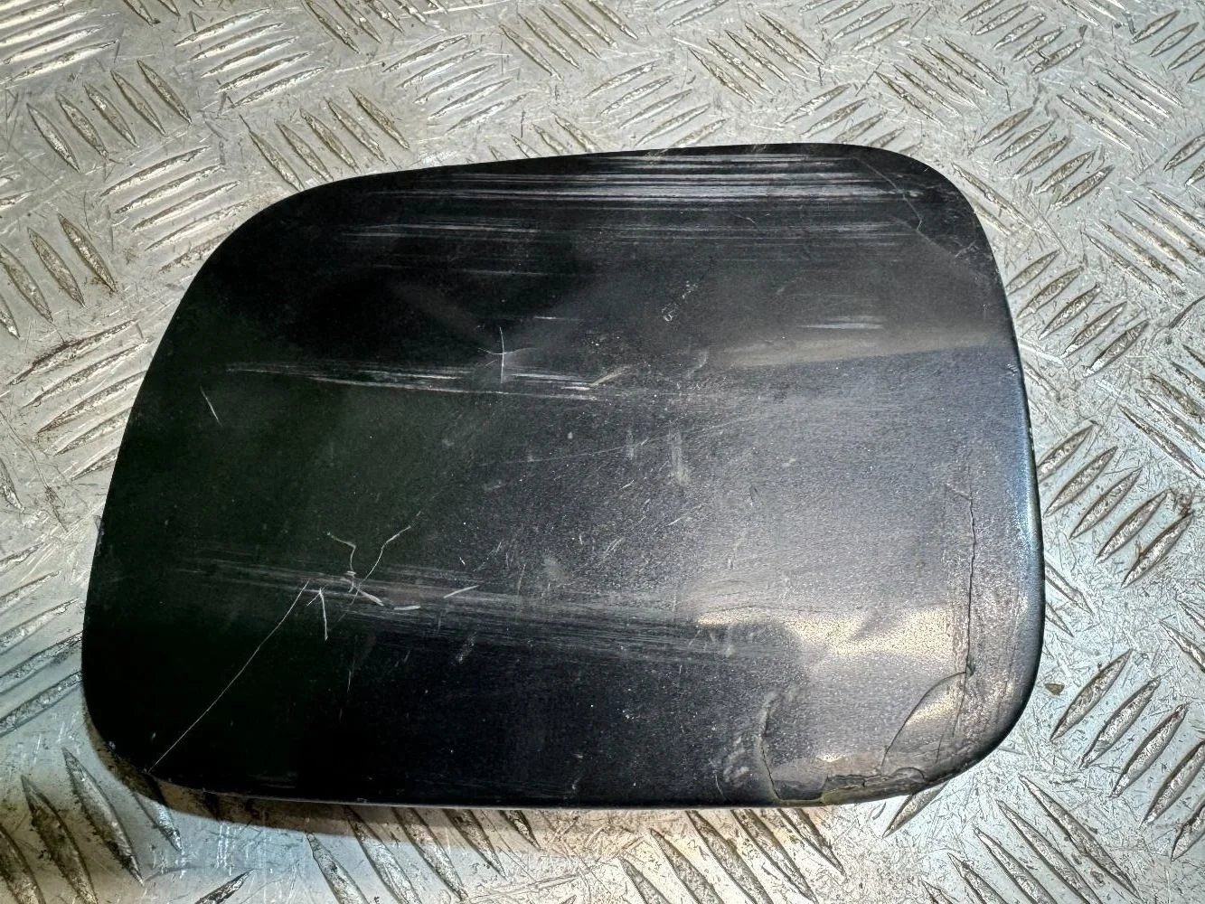 Лючок бензобака Toyota Avensis 2