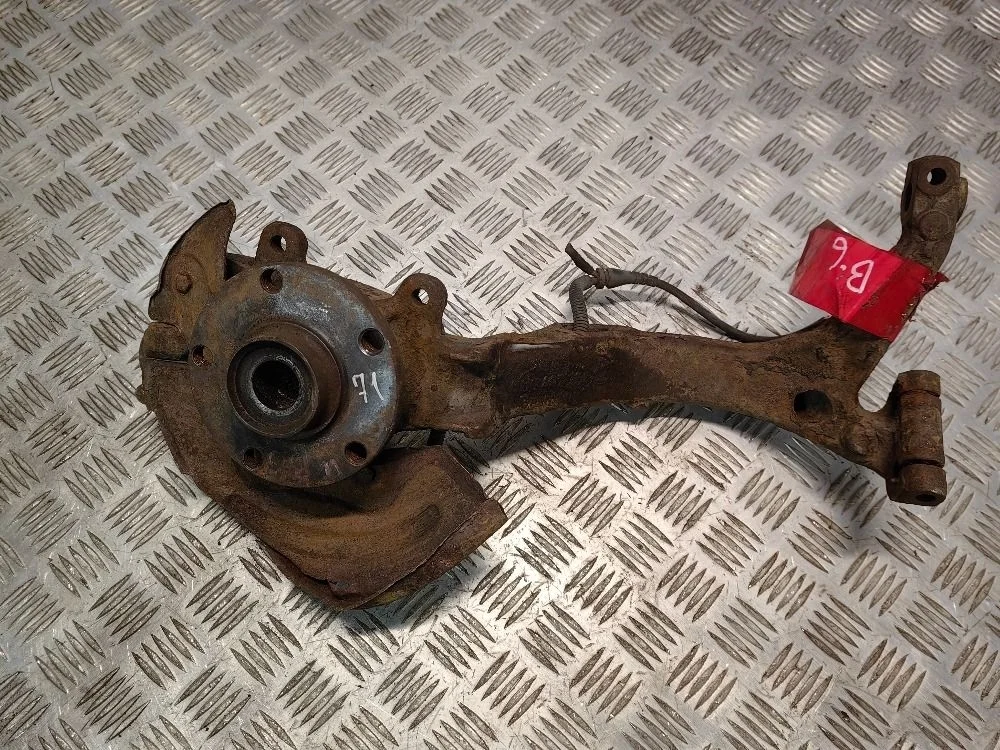 Поворотный кулак передний правый VW Passat B5