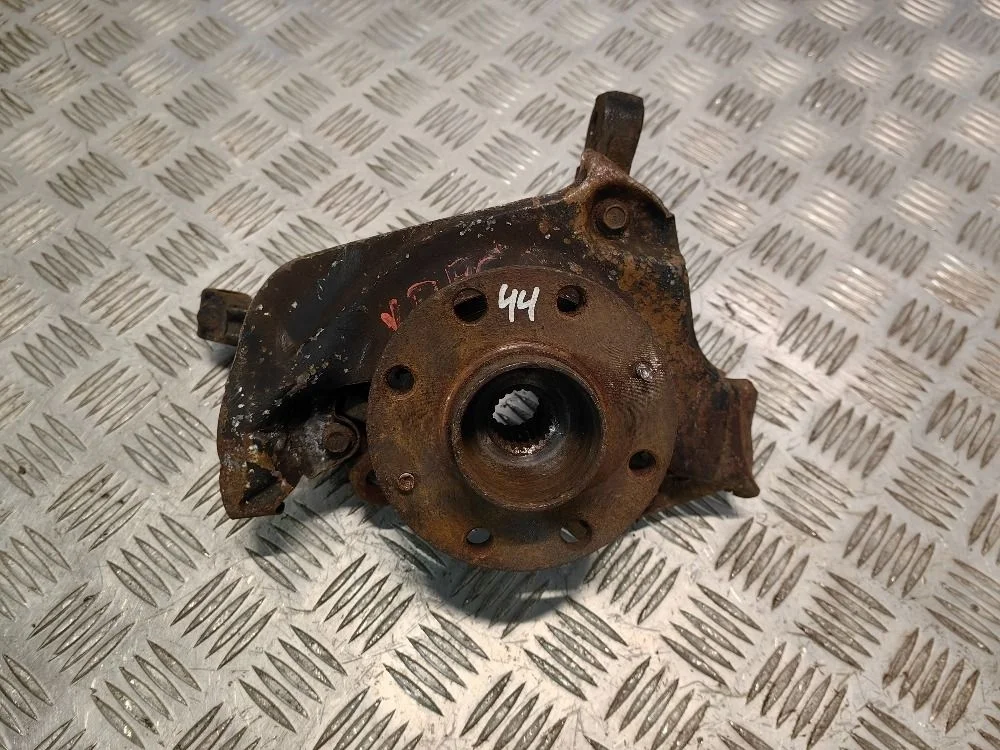 Кулак поворотный передний левый Opel Corsa D