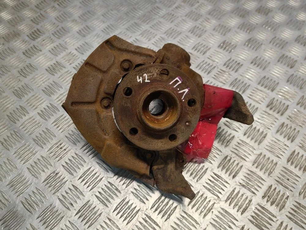 Кулак поворотный передний правый Skoda Octavia