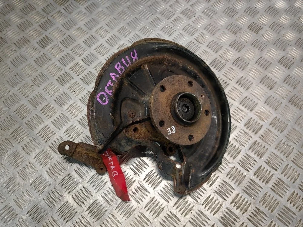 Кулак поворотный задний правый Skoda Octavia