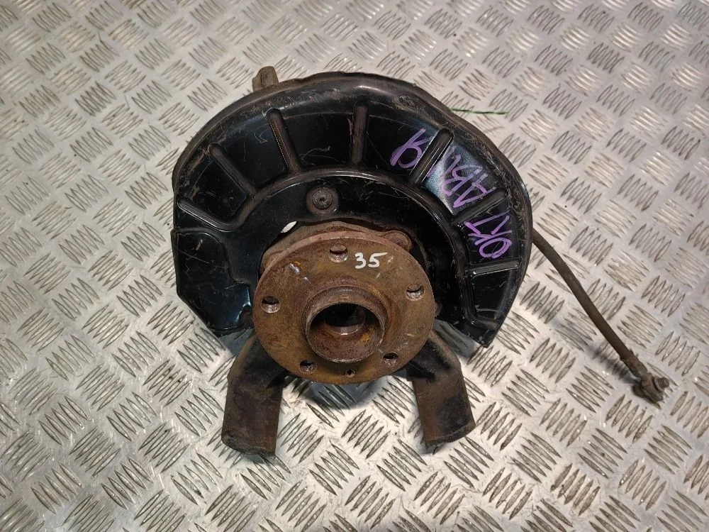 Кулак передний правый Skoda Octavia