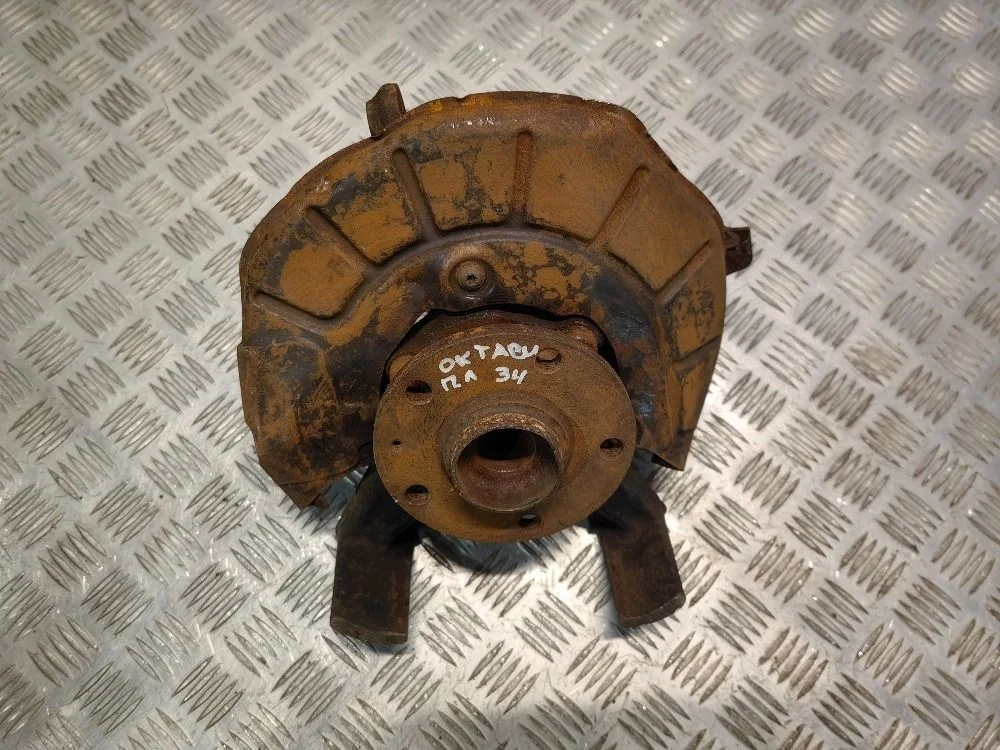 Кулак передний правый Skoda Octavia