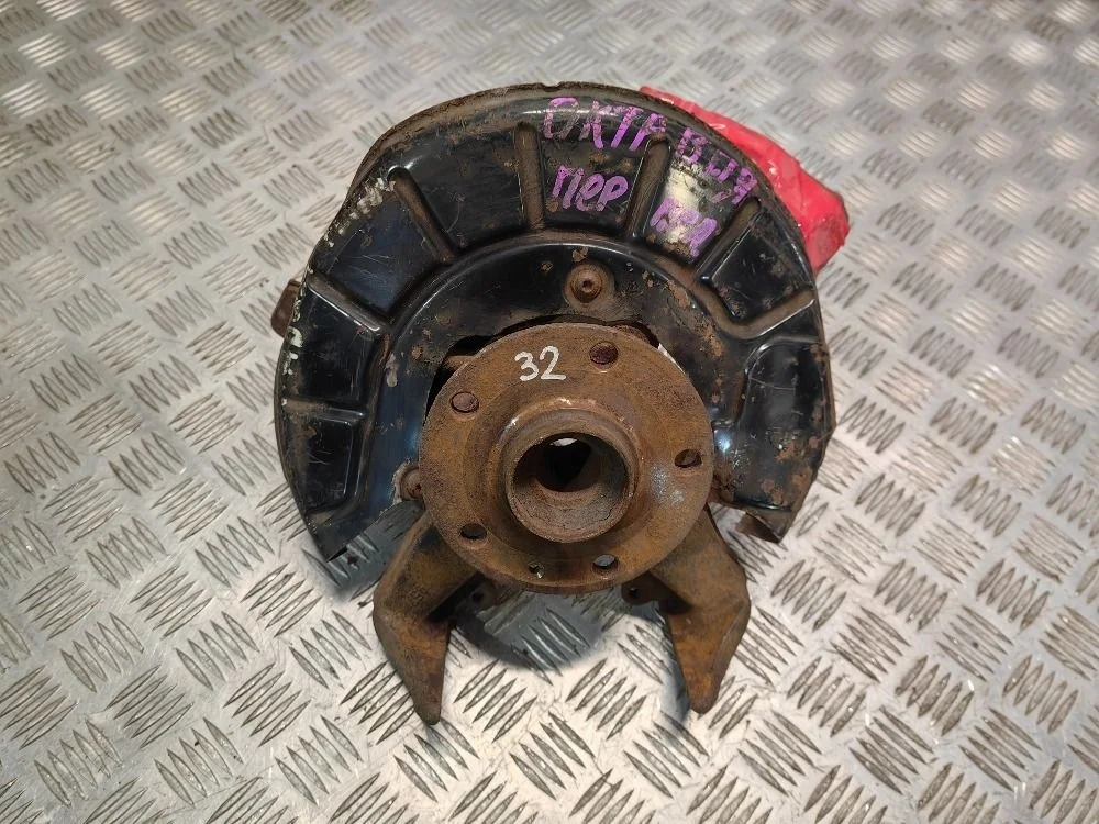 Кулак передний левый Skoda Octavia