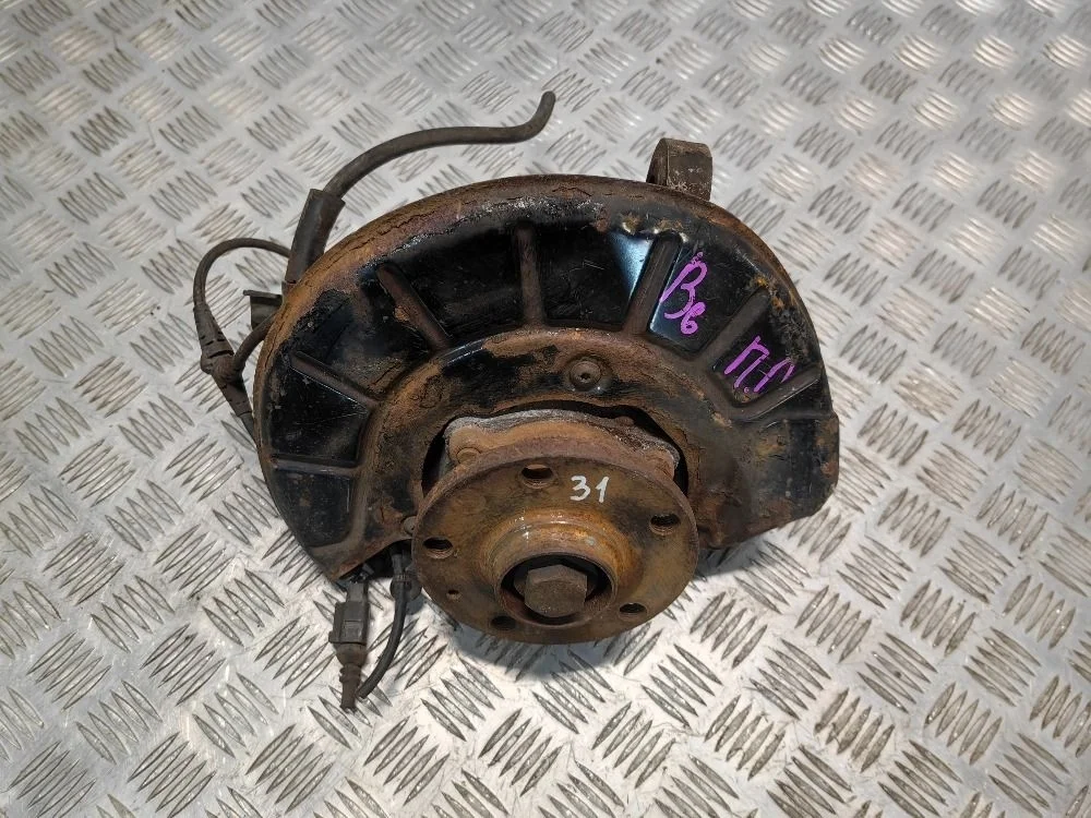 Кулак передний леывй Volkswagen Passat B6