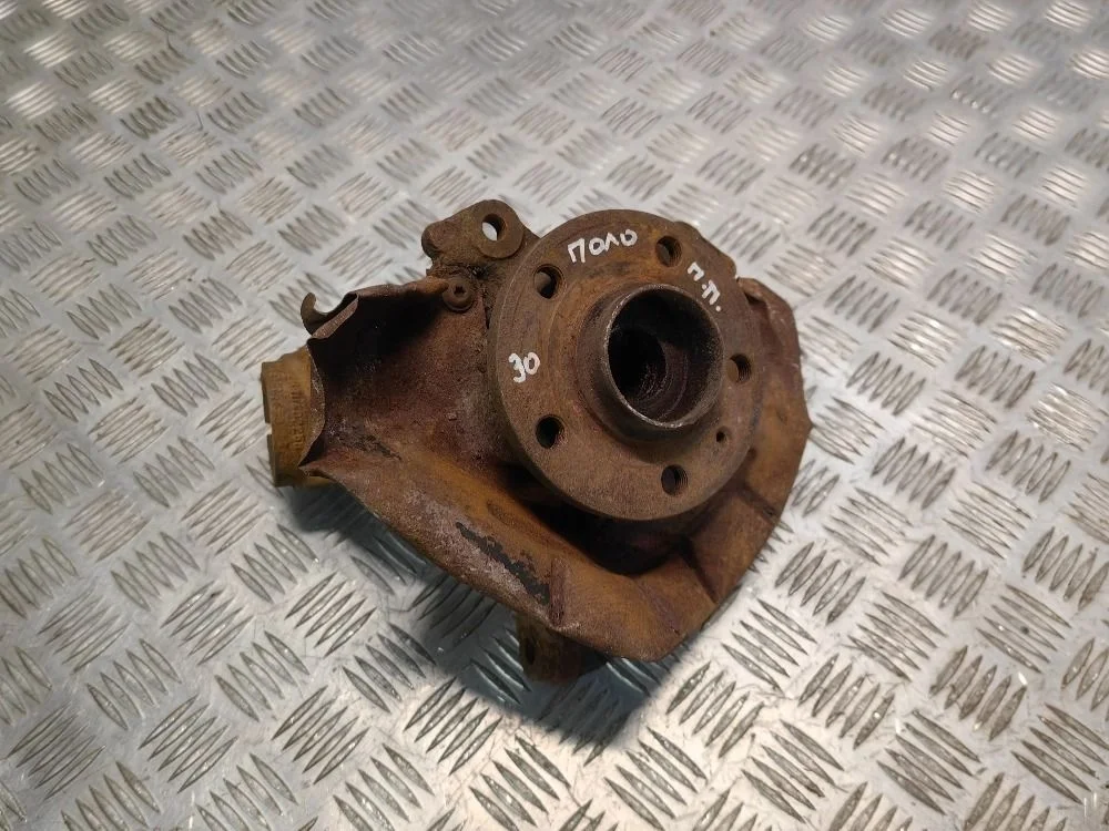 Кулак поворотный передний правый Volkswagen Polo