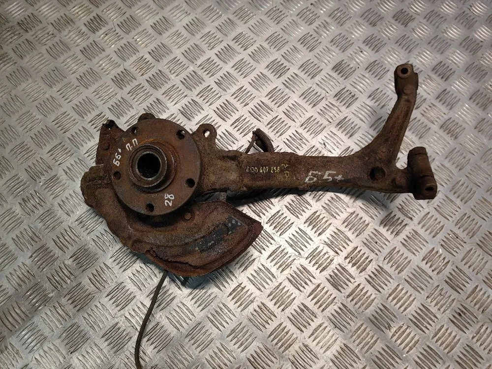 Кулак передний правый Volkswagen Passat B5+