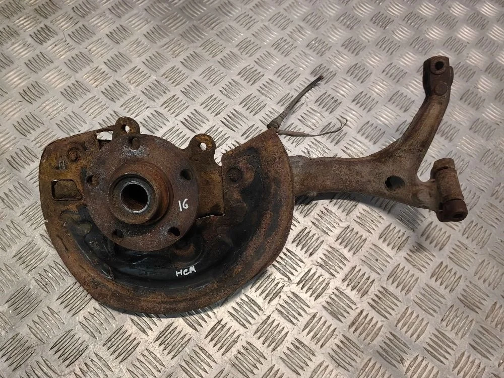 Кулак передний правый Volkswagen Passat B5+