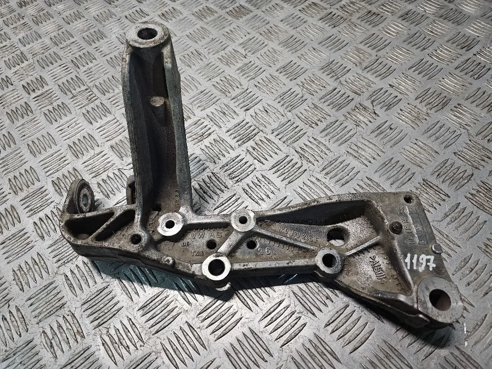 Кронштейн Skoda Octavia передний правый