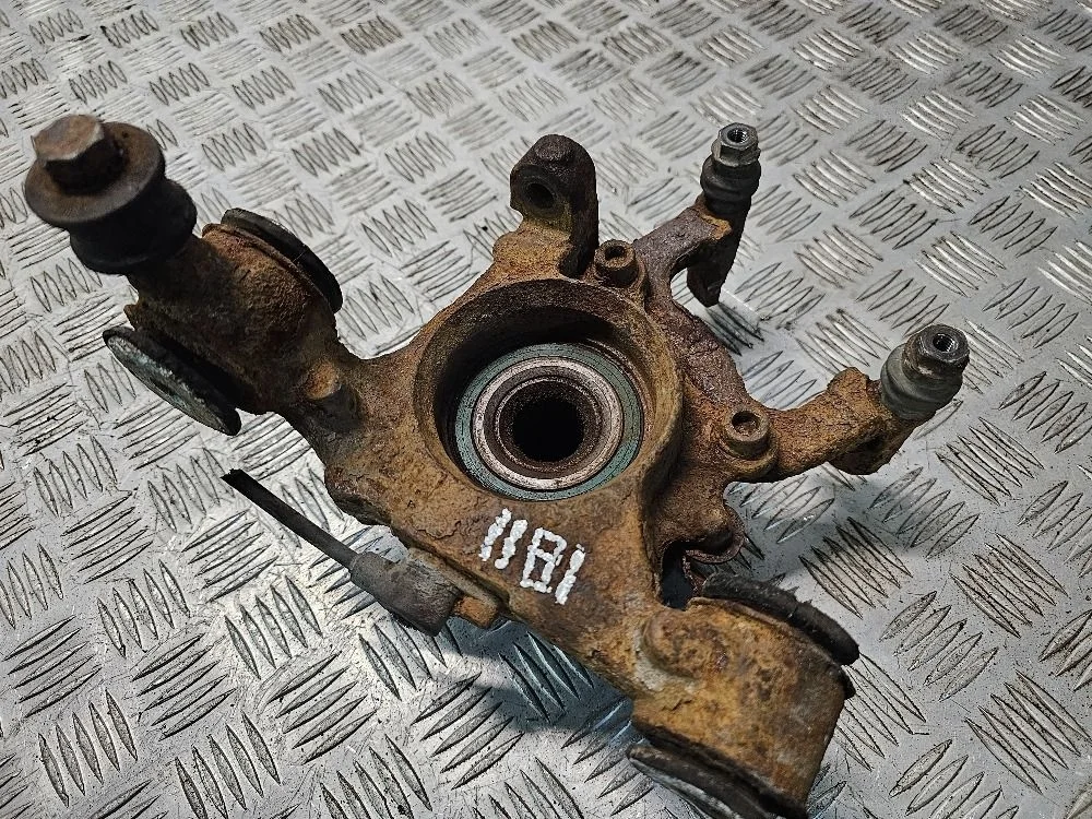 Поворотный кулак задний левый Audi Allroad C5