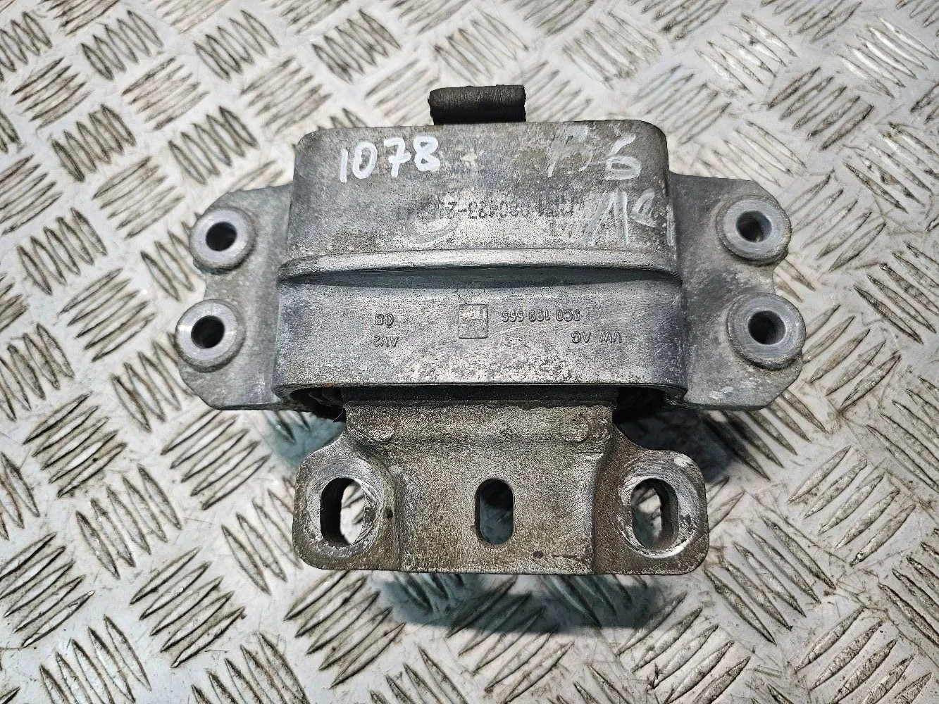 Подушка двигателя Volkswagen Passat B6