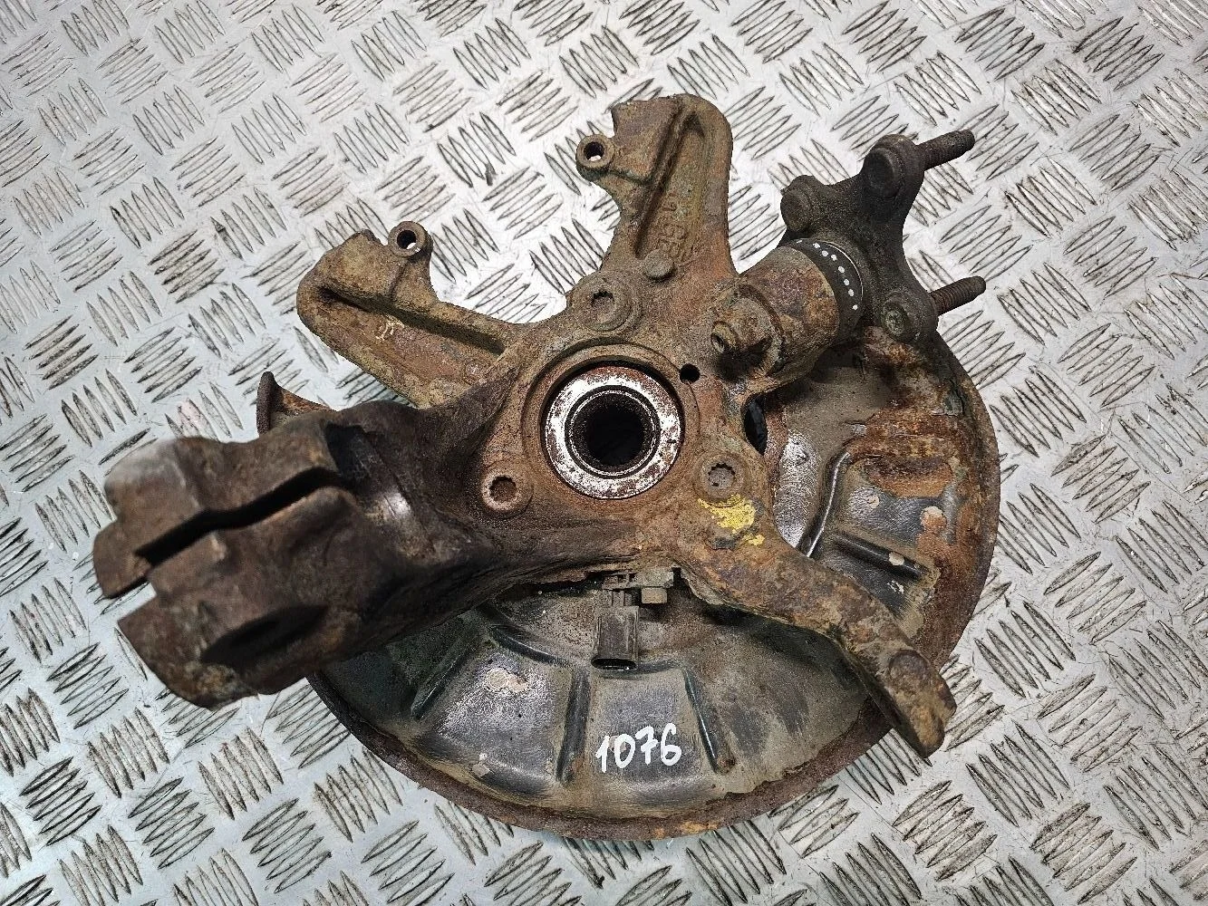 Кулак поворотный  Volkswagen Golf Mk5