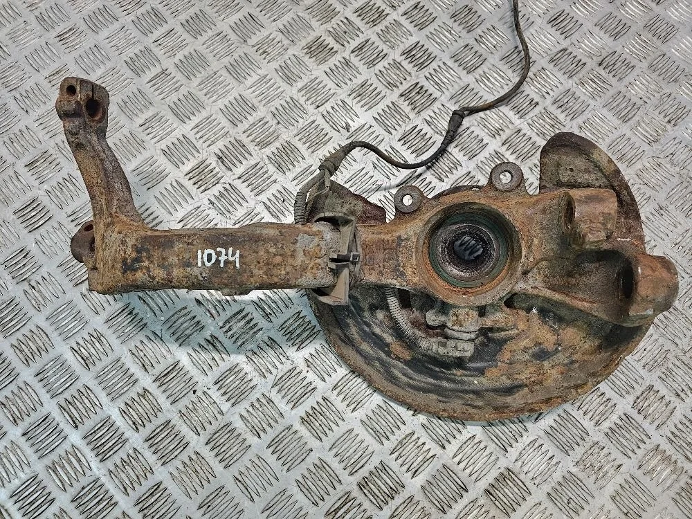 Поворотный кулак передний правый VW Passat B5