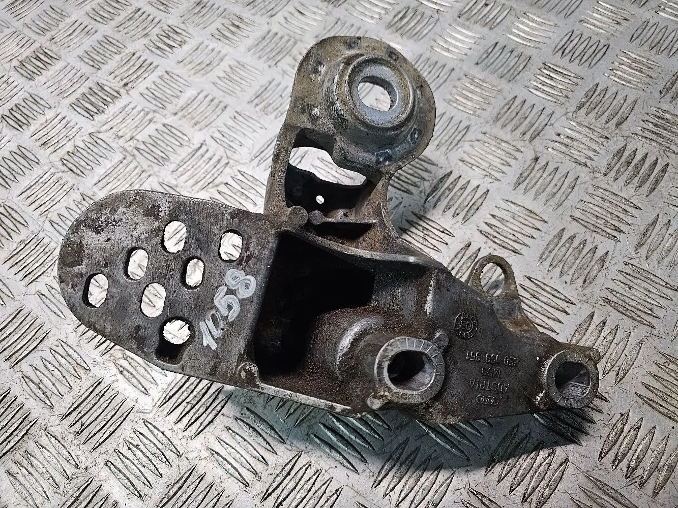 Кронштейн Audi A4 B7