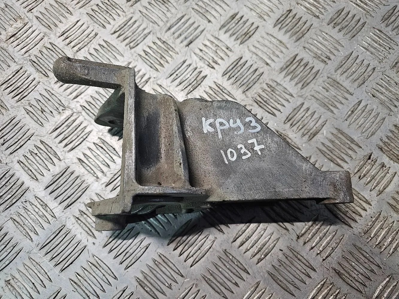 Кронштейн опоры двигателя Chevrolet Cruze