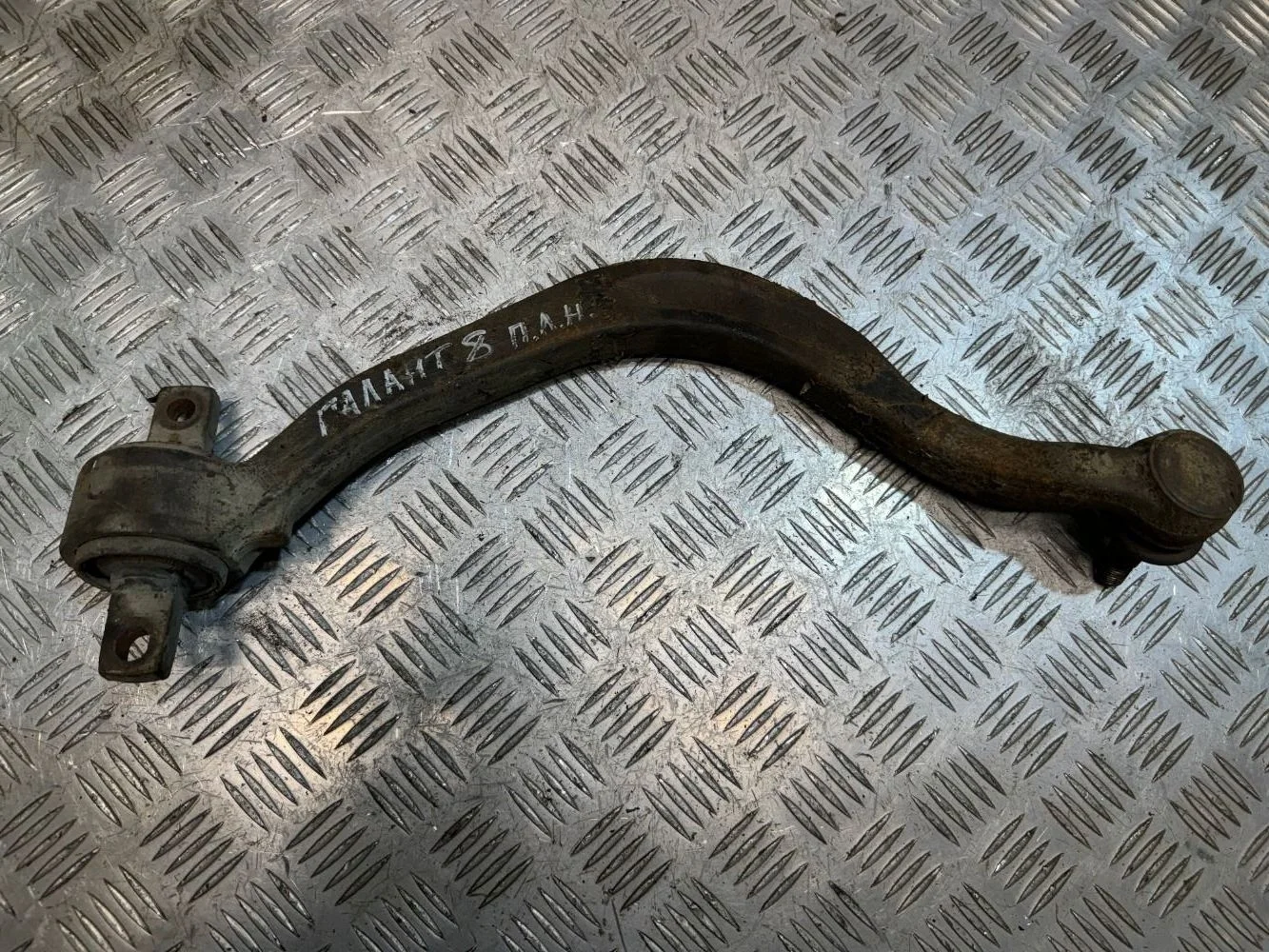 Рычаг передний левый Mitsubishi Galant 8