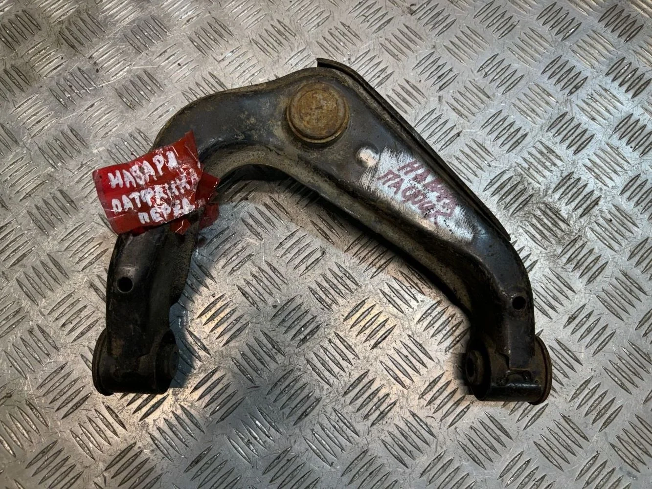 Рычаг подвески передний правый Nissan Navara