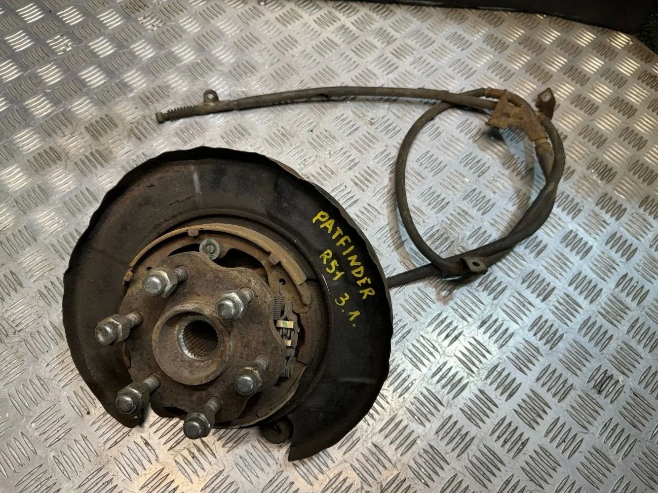 Кулак задний левый Nissan Pathfinder III