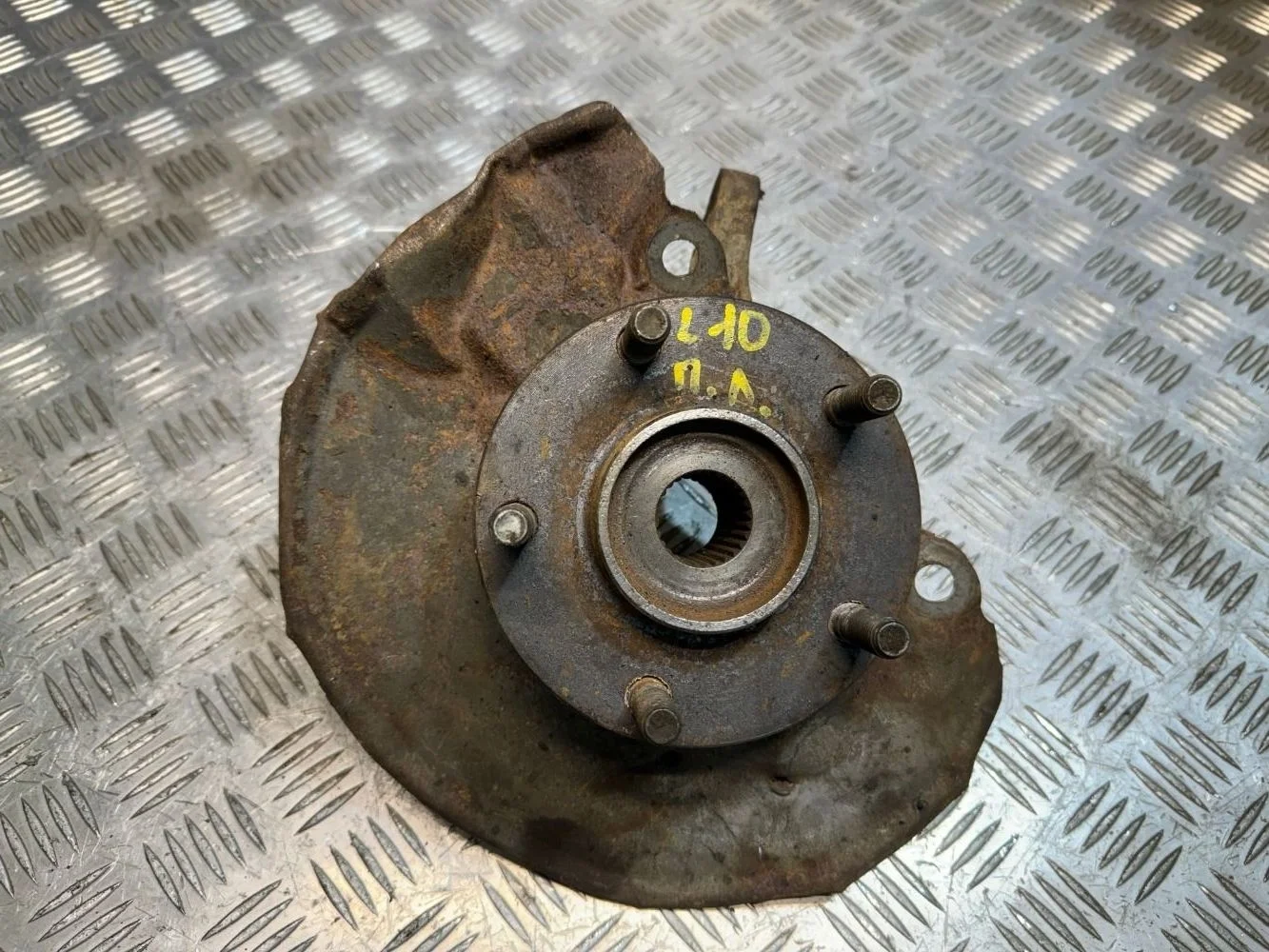 кулак передний левый Mitsubishi lancer 10