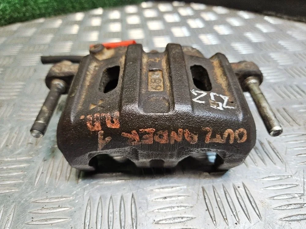 Суппорт передний правый на Mitsubishi Ourlander XL