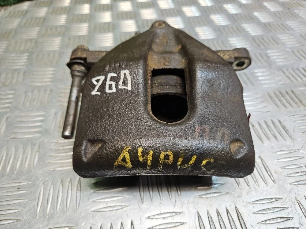 Суппорт тормозной передний правый Toyota Auris