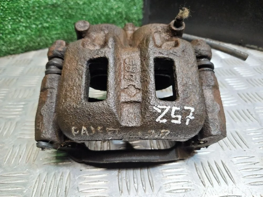 Суппорт передний правый 2-поршневой на Pajero 3