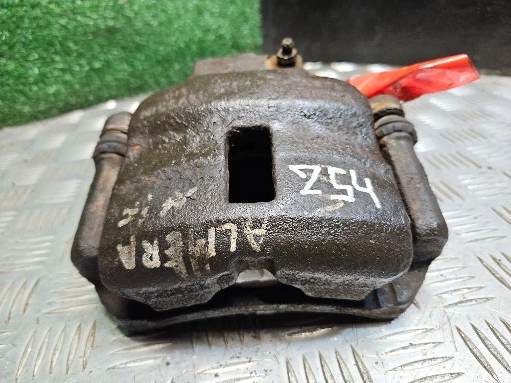 Суппорт передний левый на Nissan Almera N16