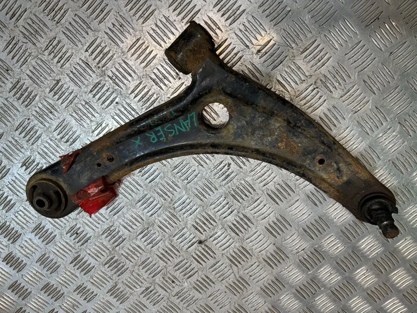 Рычаг передней Правый Mitsubishi Lanser 10