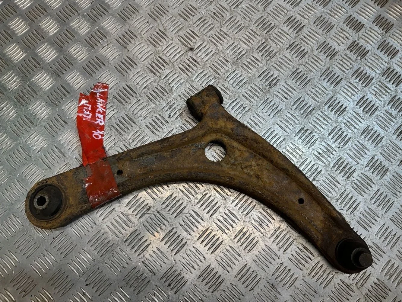 Рычаг передней Правый Mitsubishi Lanser 10