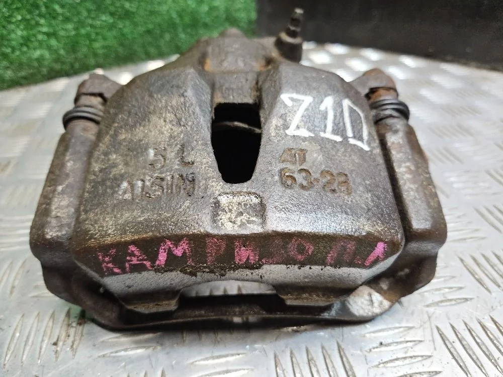 Суппорт тормозной передний левый Toyota Camry 30