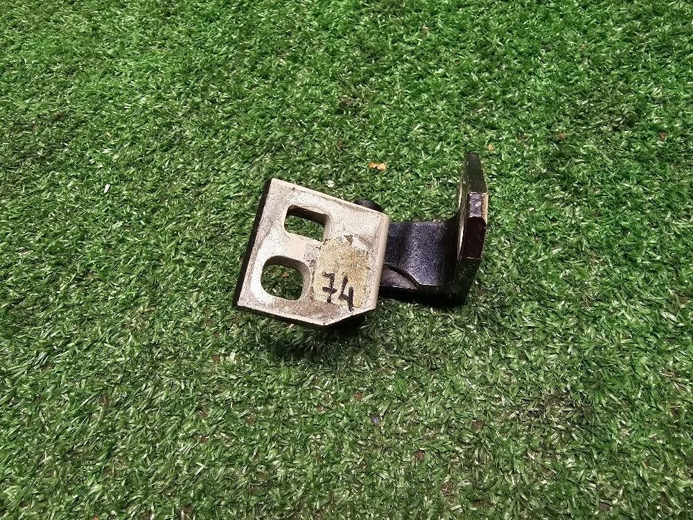 Петля двери задней левой верхняя Volkswagen Golf