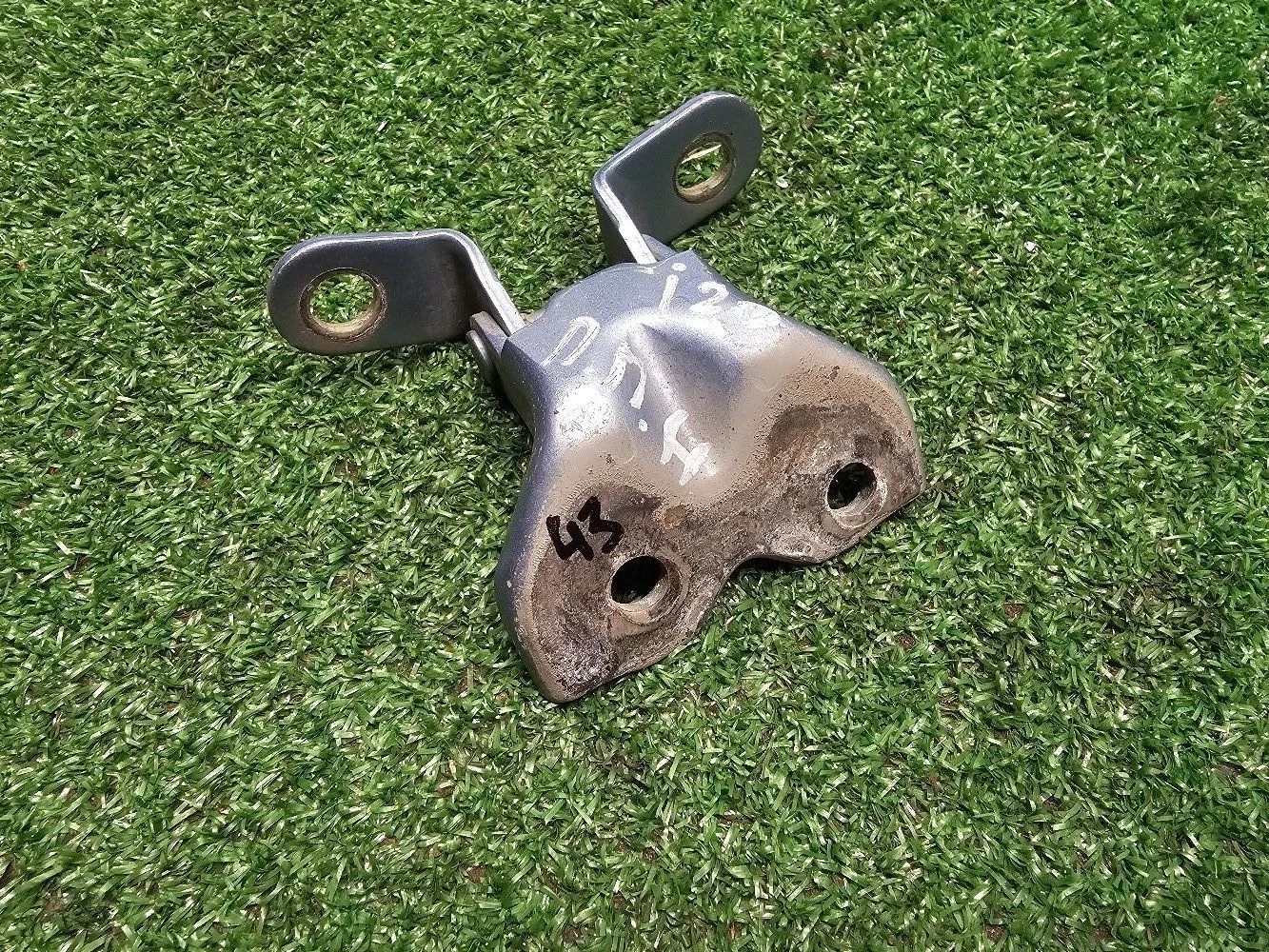 Петля двери передней правой нижняя Hyundai I20