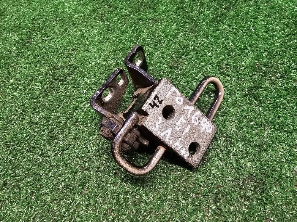 Петля двери задняя левая нижняя Volkswagen Golf